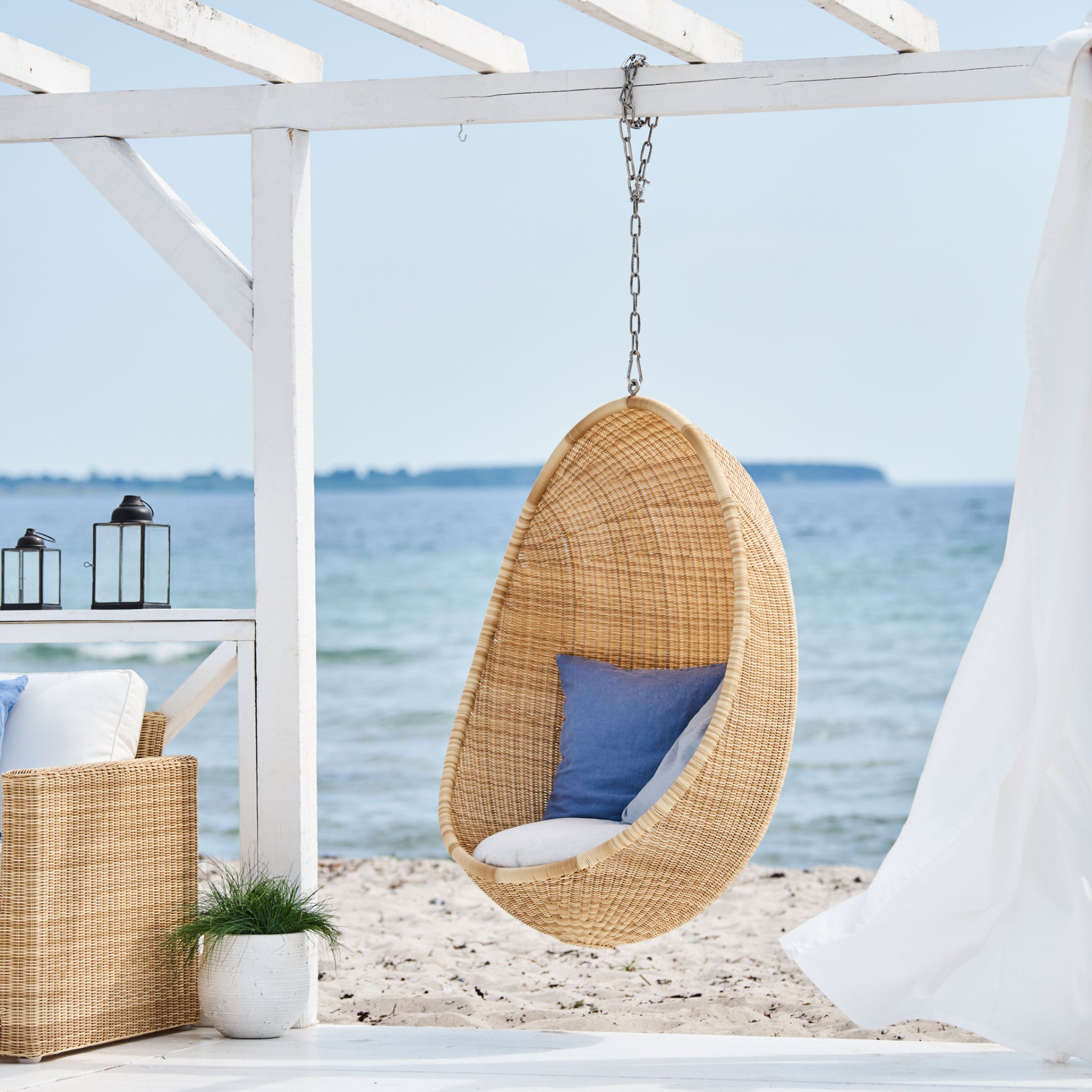 Hanging Egg Chair Exterior