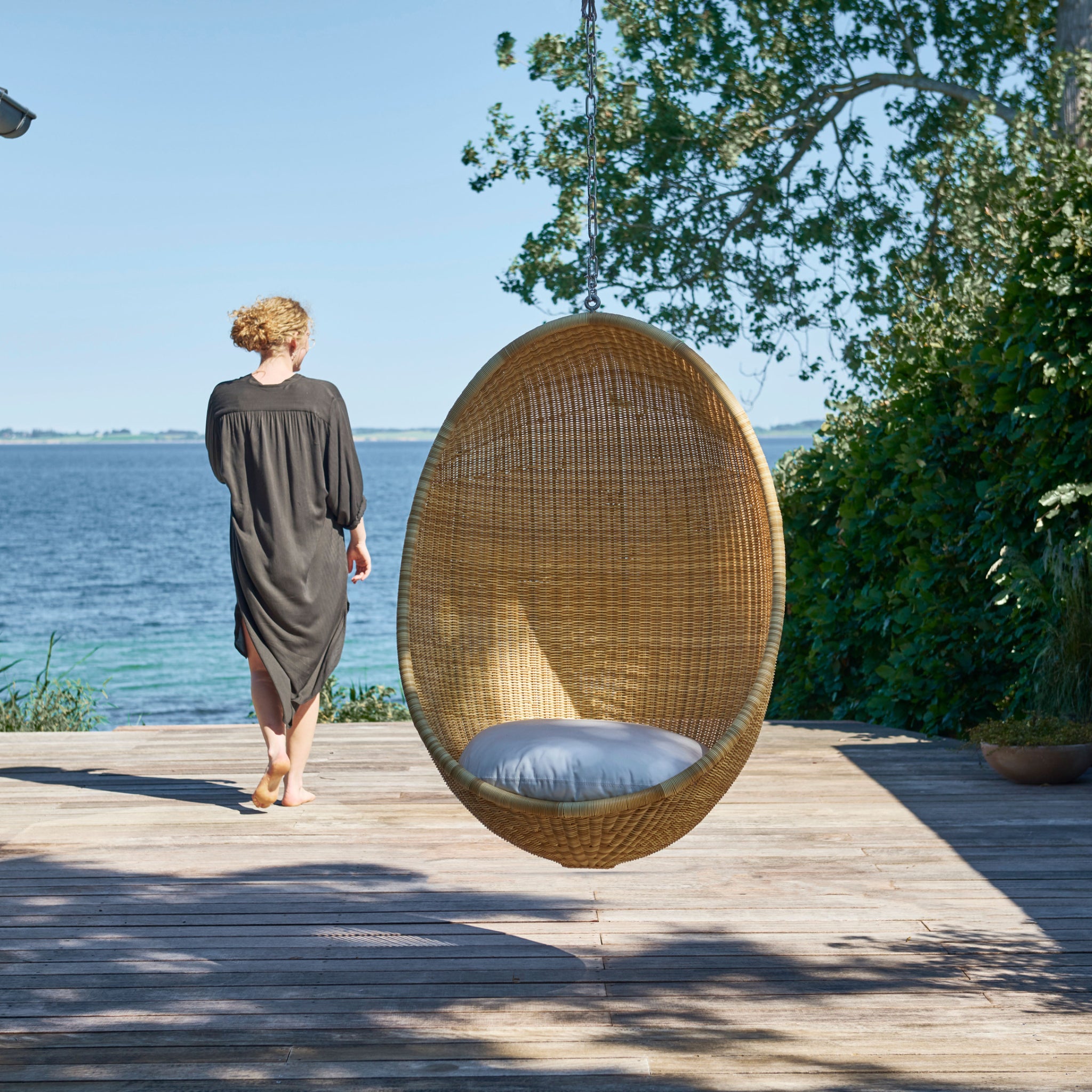 Hanging Egg Chair Exterior